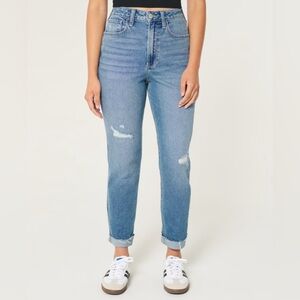 NWT CURVY ULTRA HIGH-RISE RIPPED MEDIUM WASH MOM JEANS